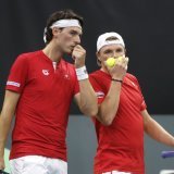 Marc-Andrea Hüsler (à gauche) et Dominic Stricker, ici en Coupe Davis avec la Suisse en septembre, joueront l'un après l'autre lundi à Stockholm (archives). KEYSTONE/PETER KLAUNZER